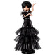 Accessoires détaillés de la poupée Monster High Wednesday posés à côté du support