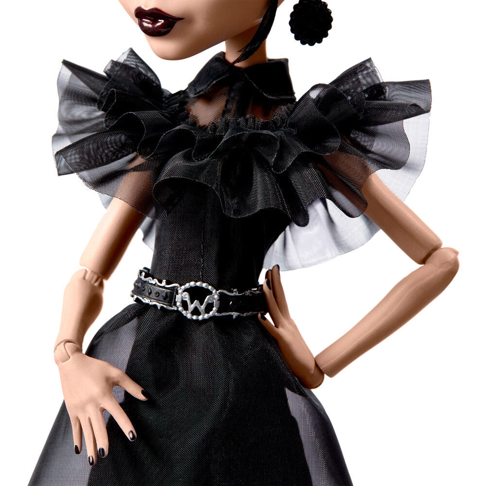 Poupée Wednesday de Monster High avec cheveux noirs lisses et maquillage gothique