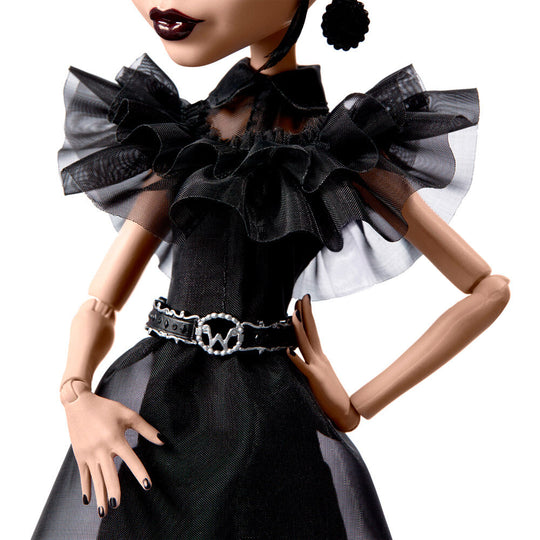Poupée Wednesday de Monster High avec cheveux noirs lisses et maquillage gothique