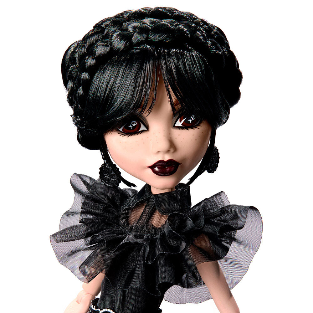 Image de la poupée Monster High Wednesday sur son support de présentation noir