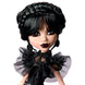 Image de la poupée Monster High Wednesday sur son support de présentation noir