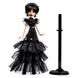Vue rapprochée de la poupée Wednesday MATTEL portant une tenue inspirée du bal RaveN