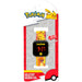 Vue rapprochée du cadran de la montre LED Pokémon avec logo et bracelet confortable pour enfant