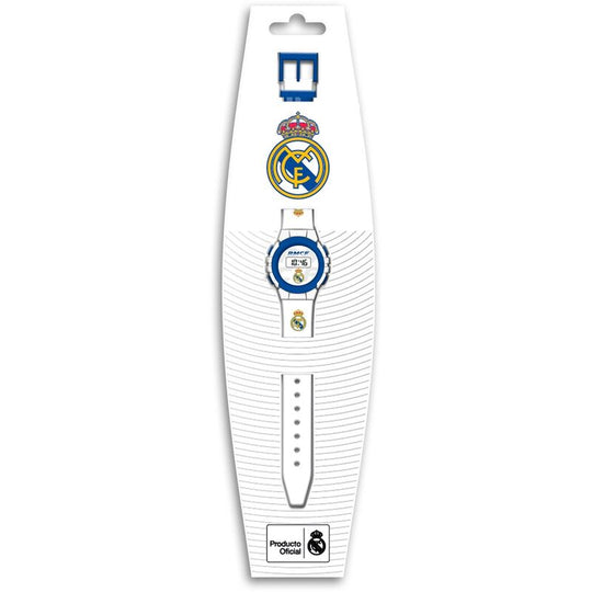 Montre digitale Real Madrid portée au poignet d'un enfant montrant le design coloré et confortable