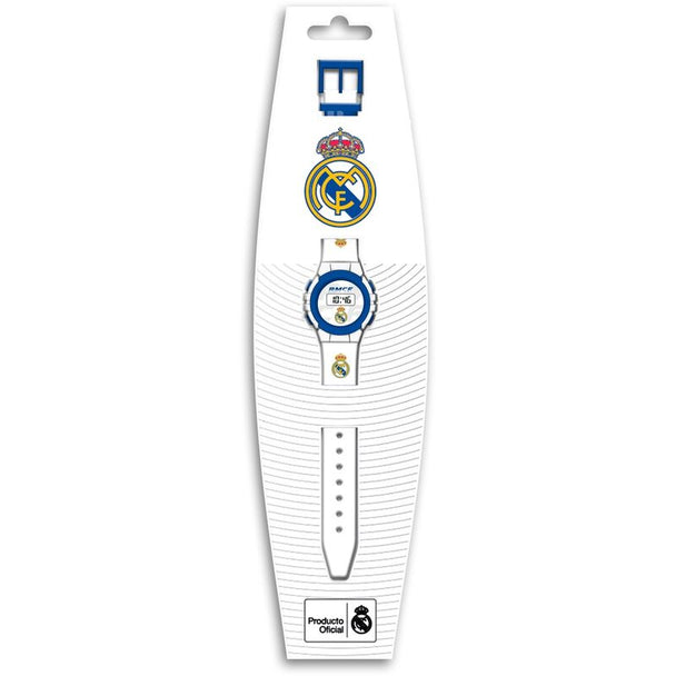 Montre digitale Real Madrid portée au poignet d'un enfant montrant le design coloré et confortable