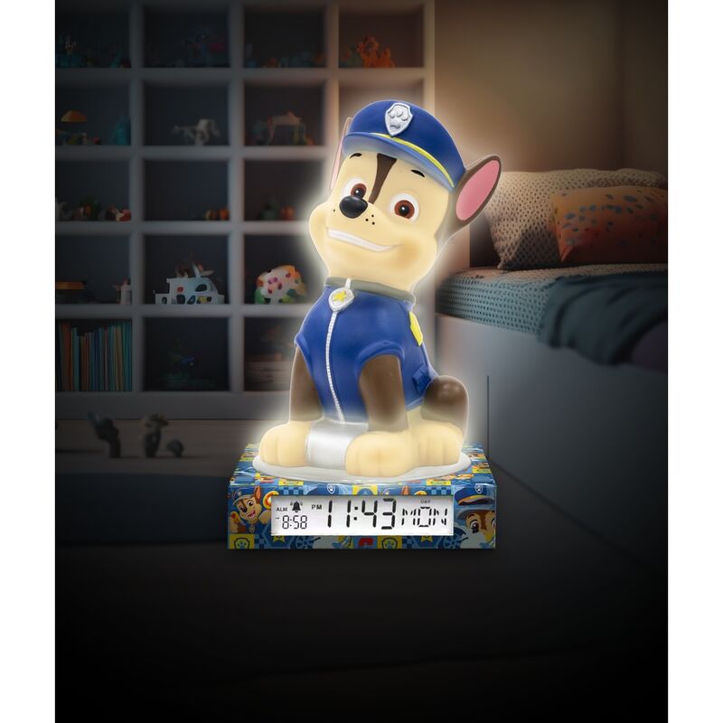 Lampe 3D Pat'Patrouille posée sur une table de nuit dans une chambre d'enfant décorée