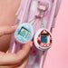 Présentation du packaging officiel BANDAI avec le Tamagotchi et les piles incluses