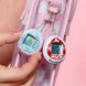Présentation du packaging officiel BANDAI avec le Tamagotchi et les piles incluses