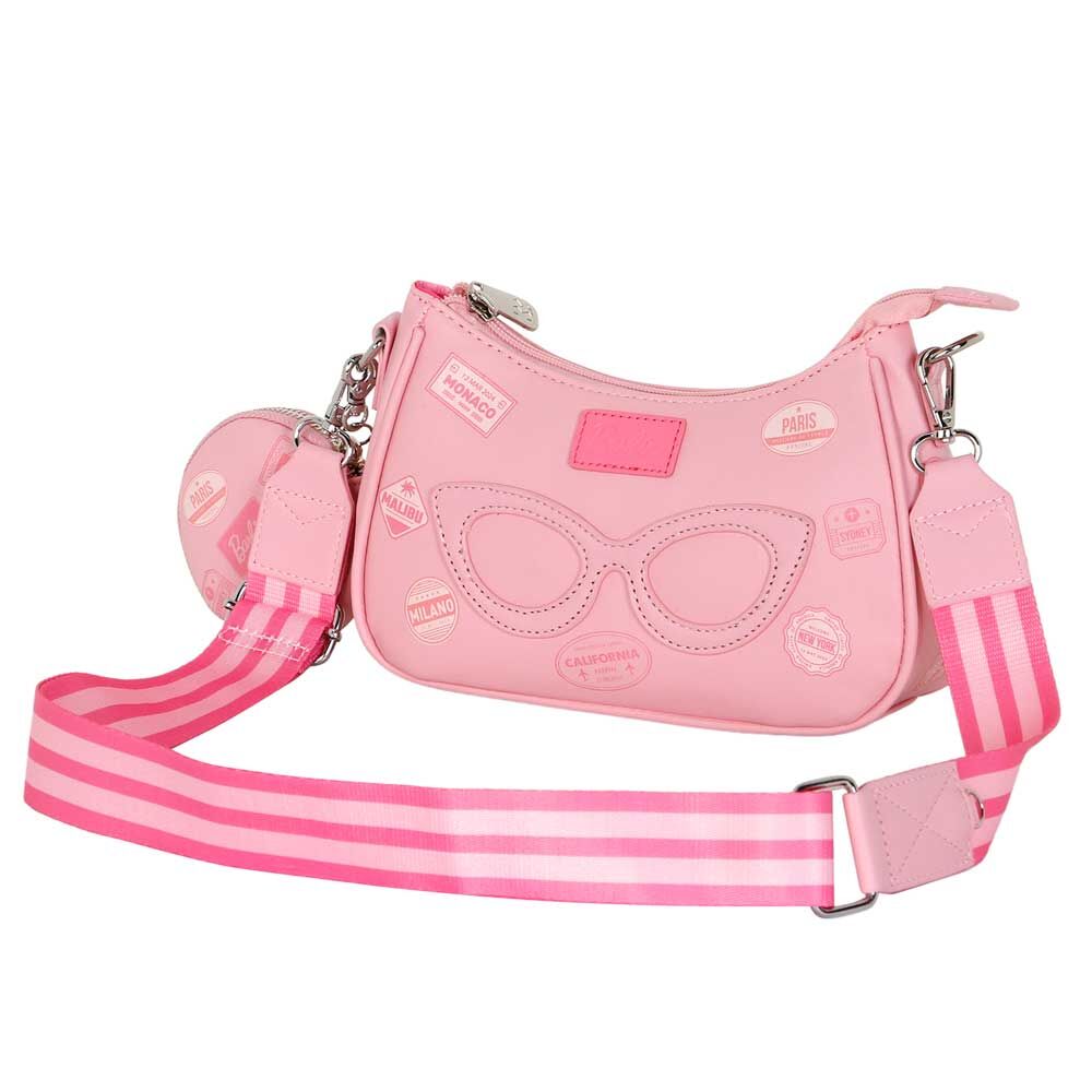 Vue rapprochée du logo KARACTERMANIA sur le sac à bandoulière Barbie, mettant en valeur la qualité du produit