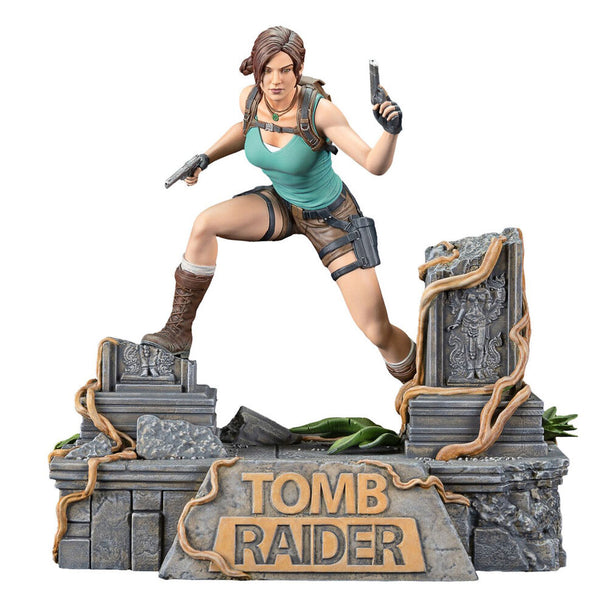 Figurine Lara Croft de Tomb Raider de 24 cm en PVC avec bras interchangeables, pistolet et piolet, par DARK HORSE.
