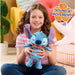 Peluche Stitch Disney posée sur une surface, illustrant ses animations et rires