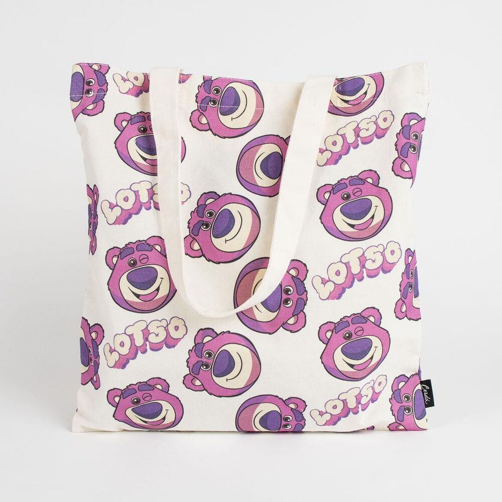 Vue détaillée du sac Lotso Toy Story montrant le logo CERDÁ et le motif du personnage sur fond rose