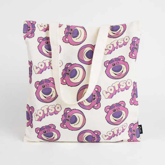Vue détaillée du sac Lotso Toy Story montrant le logo CERDÁ et le motif du personnage sur fond rose