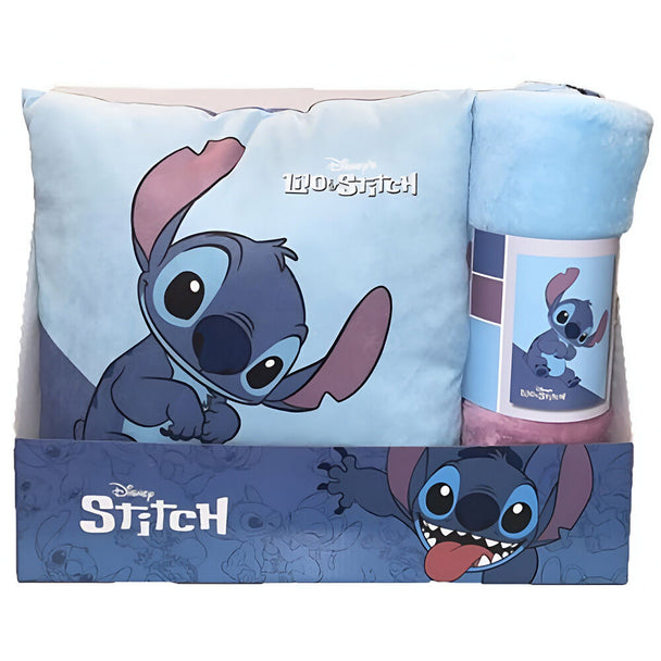 Plaid polaire bleu clair Stitch Disney de dimensions 110x150cm étalé sur un canapé