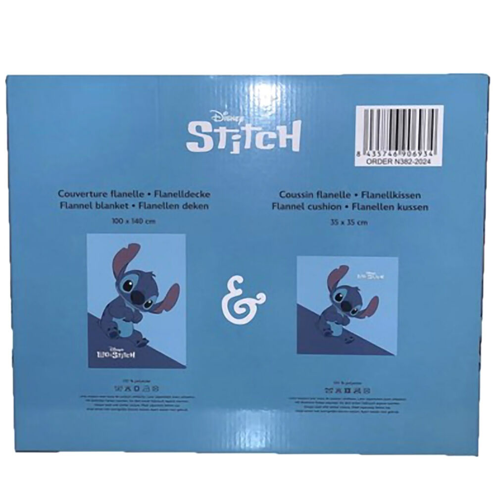 Set complet avec plaid étalé et coussin Stitch Disney décorant un salon moderne