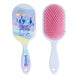Détail de la brosse Disney Stitch CERDÁ montrant les poils souples et la poignée ergonomique