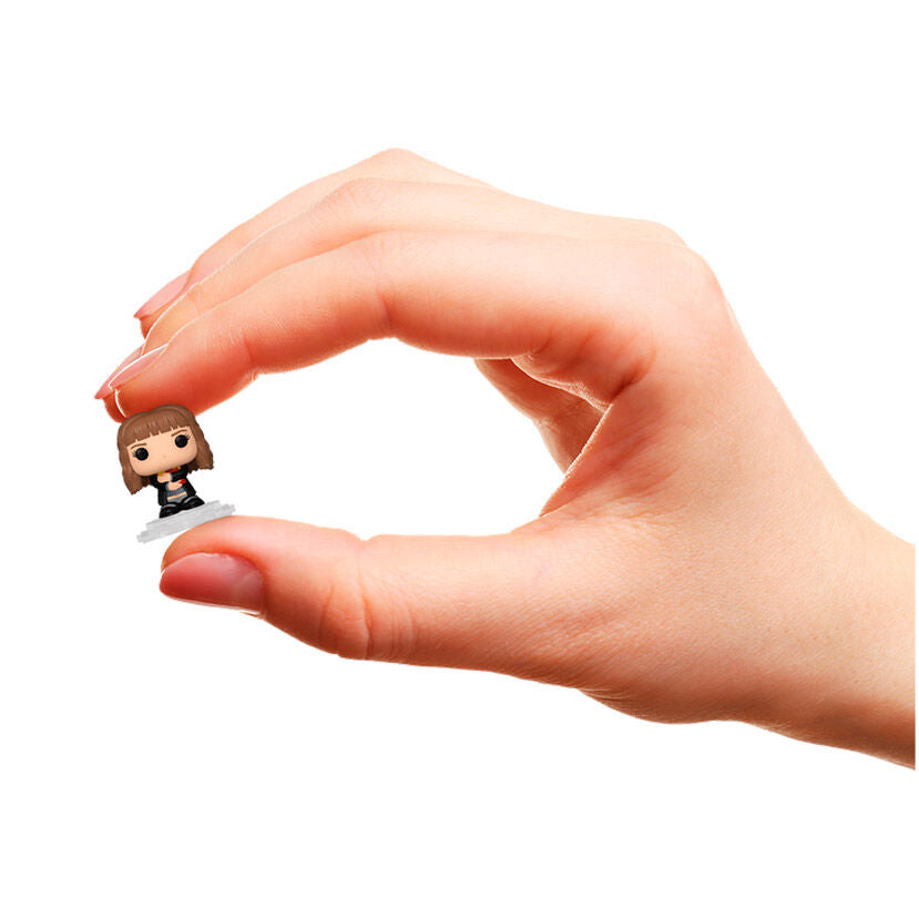 Vue latérale de la figurine Funko Bitty POP Deluxe Hermione Granger posée sur un support