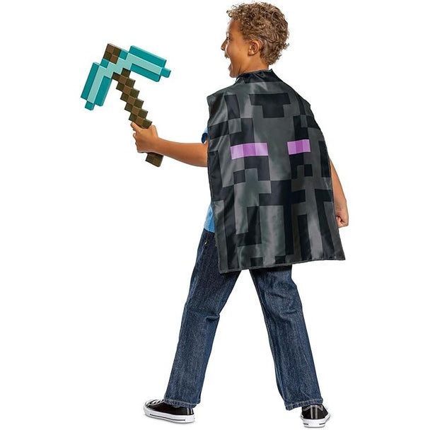 Détail de la pioche Minecraft incluse avec le déguisement, montrant sa texture et ses couleurs vives