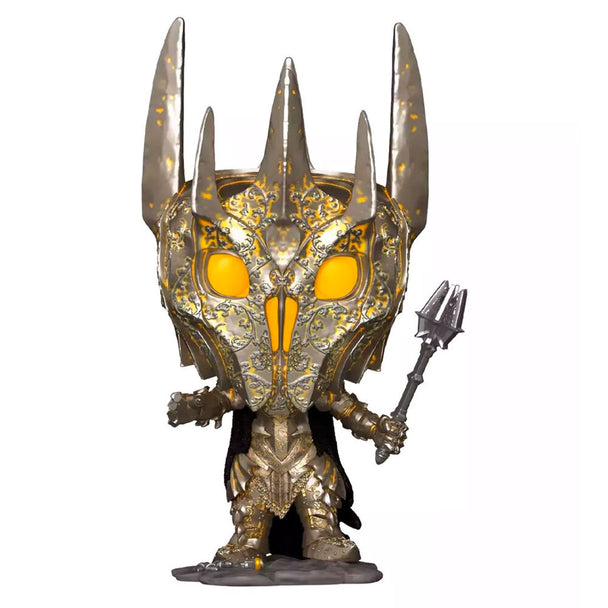 Détail de la figurine POP Sauron montrant l'armure noire brillante et le casque emblématique.