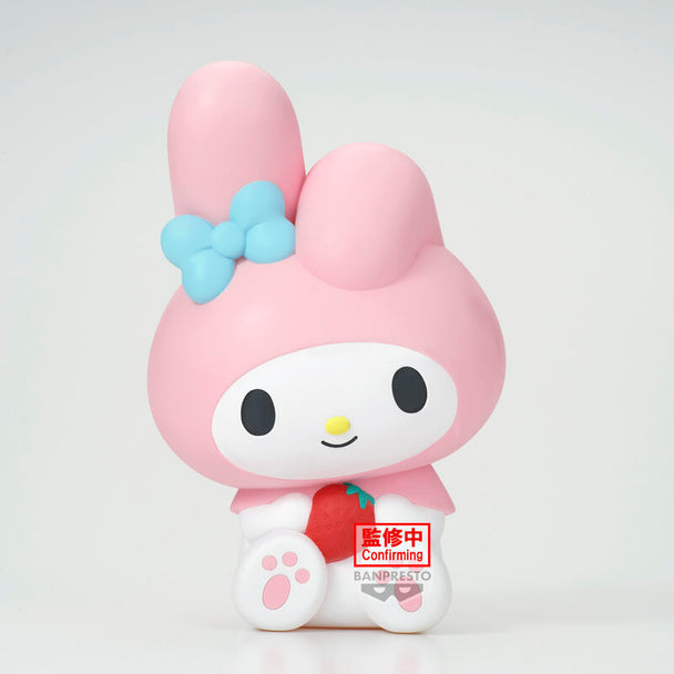 Gros plan sur les détails du visage et des oreilles de la figurine My Melody Sofvimates 14cm