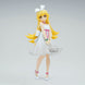 Profil gauche de la figurine Shinobu avec accent sur les couleurs et la posture dynamique