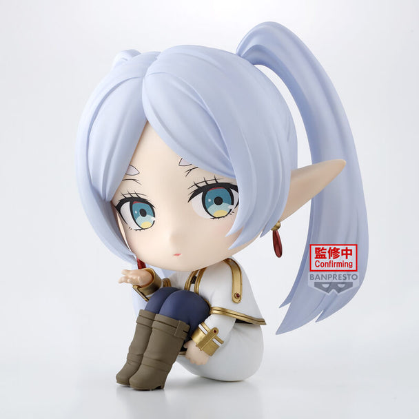 Profil latéral de la figurine Frieren BANPRESTO avec ses couleurs vives et finition précise