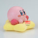 Vue latérale de la figurine Kirby 4cm en position détendue, idéale pour collection gaming