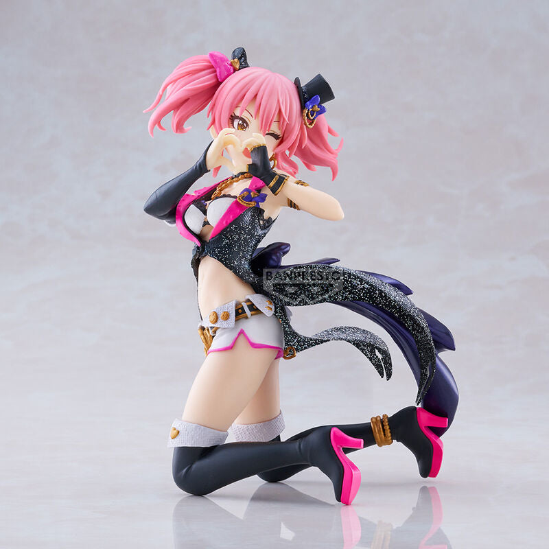 Gros plan sur le visage expressif de la figurine Mika Jougasaki avec maquillage soigné