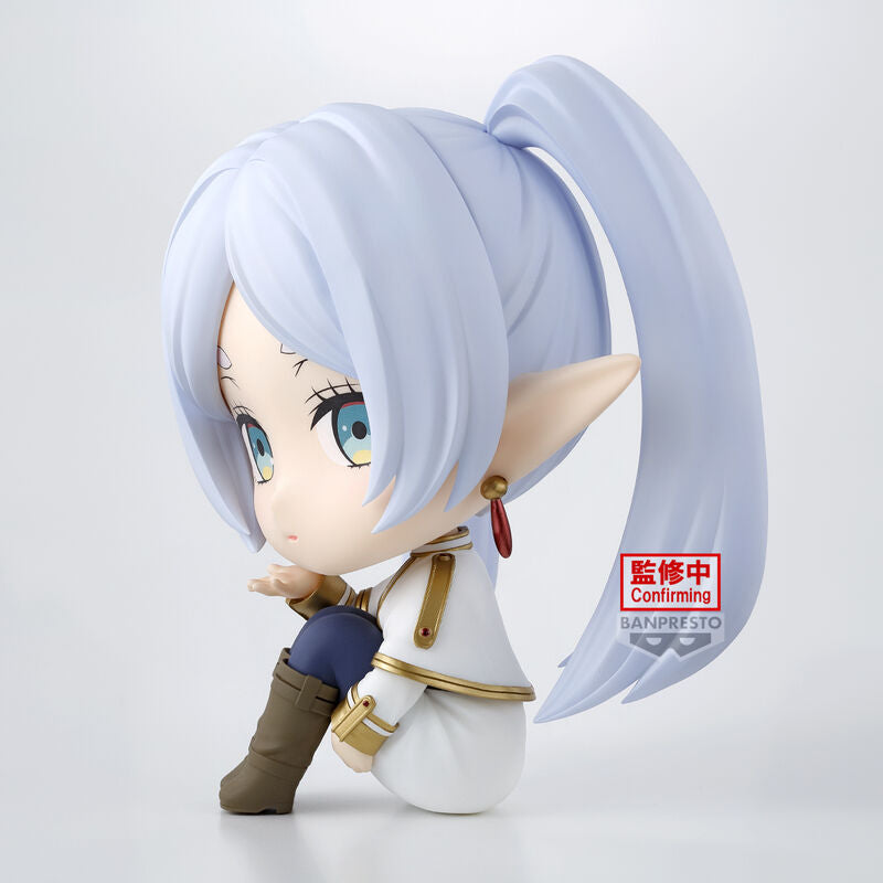 Vue arrière de la figurine Frieren montrant les détails de la cape et des cheveux sculptés