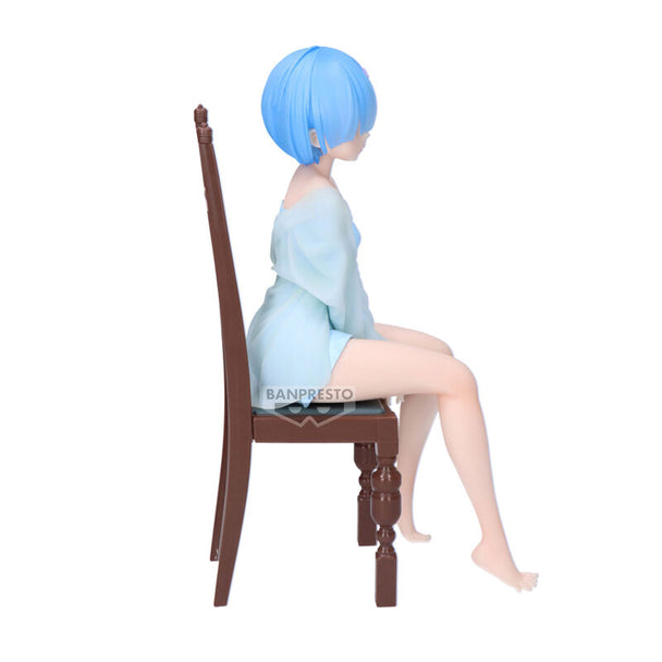 Profil gauche de la figurine Rem Relax Time montrant la posture détendue et les accessoires