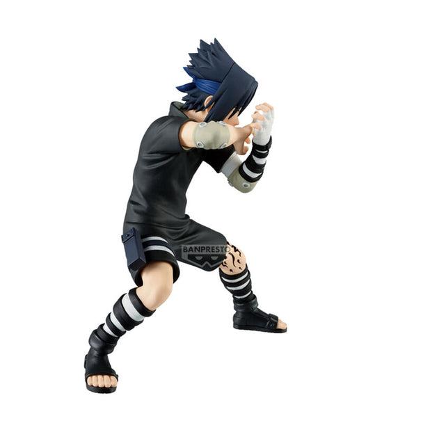 Profil gauche de la figurine Sasuke Uchiha montrant sa posture dynamique et tenue noire