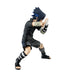 Profil gauche de la figurine Sasuke Uchiha montrant sa posture dynamique et tenue noire