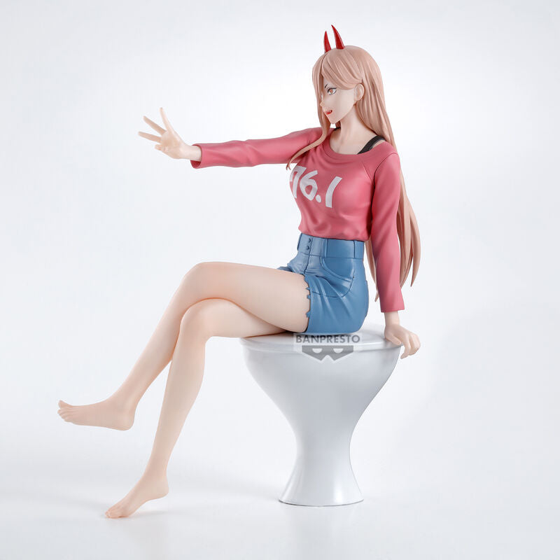 Vue latérale montrant la posture dynamique de la figurine Power Chainsaw Man 18cm