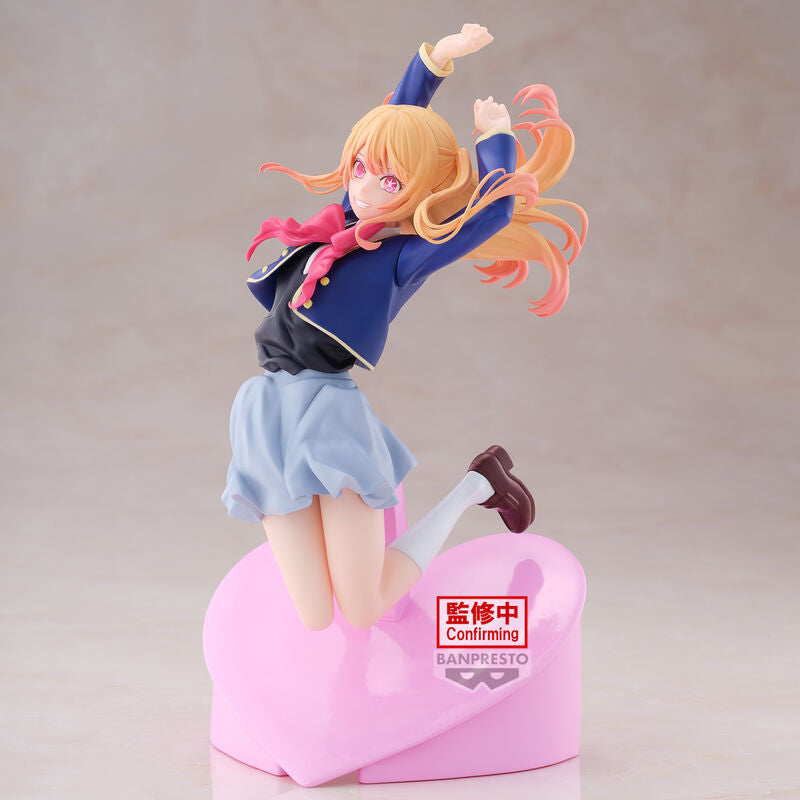 Gros plan sur le visage expressif de la figurine Ruby avec un maquillage précis et réaliste