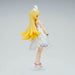 Gros plan sur les mains et accessoires de la figurine Shinobu, soulignant la finesse de la sculpture
