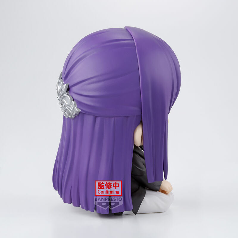 Figurine Frieren Beyond Journeys End assise montrant les vêtements et accessoires
