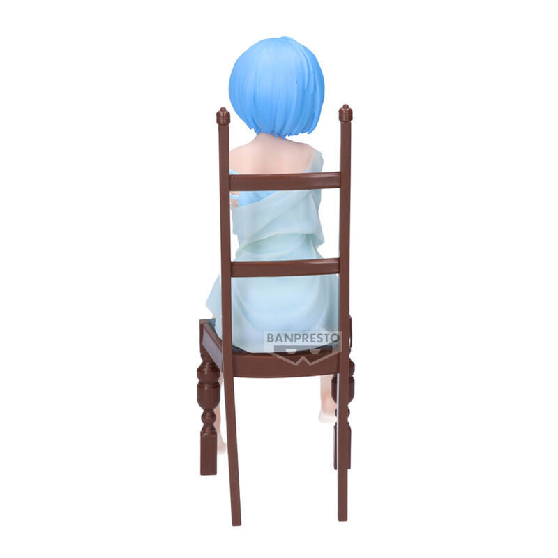 Vue rapprochée du visage souriant de Rem avec ses cheveux bleus et expression douce
