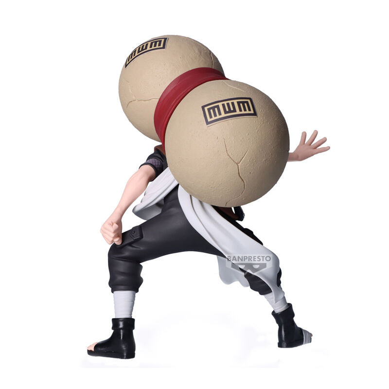 Photo rapprochée des mains de la figurine Gaara avec ses accessoires caractéristiques