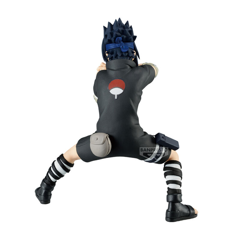 Gros plan sur le visage expressif et les yeux de la figurine Sasuke Uchiha Naruto Shippuden