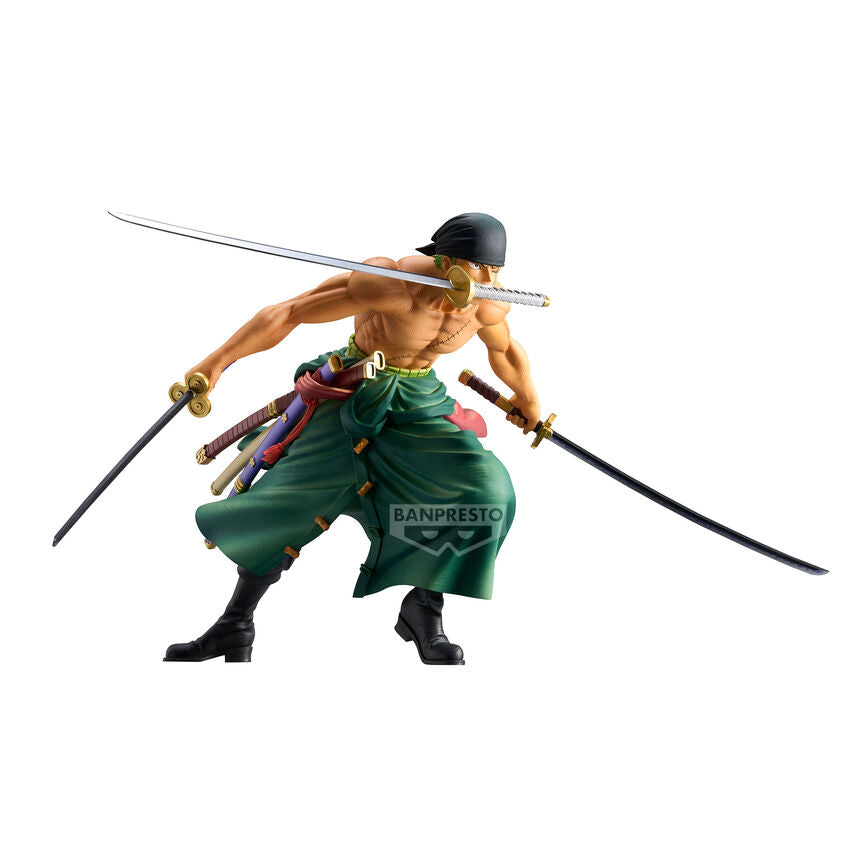 Vue latérale de la figurine Roronoa Zoro avec ses trois sabres caractéristiques