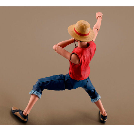 Figurine Monkey D. Luffy posée sur un socle avec arrière-plan neutre