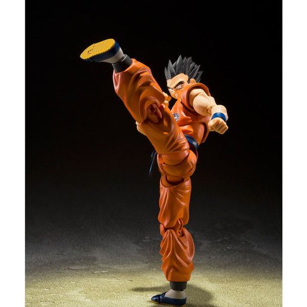Vue de face de la figurine Yamcha avec visage neutre et costume classique de Dragon Ball Z