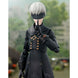 Figurine 9S posée avec Pod 153 et support sur fond neutre