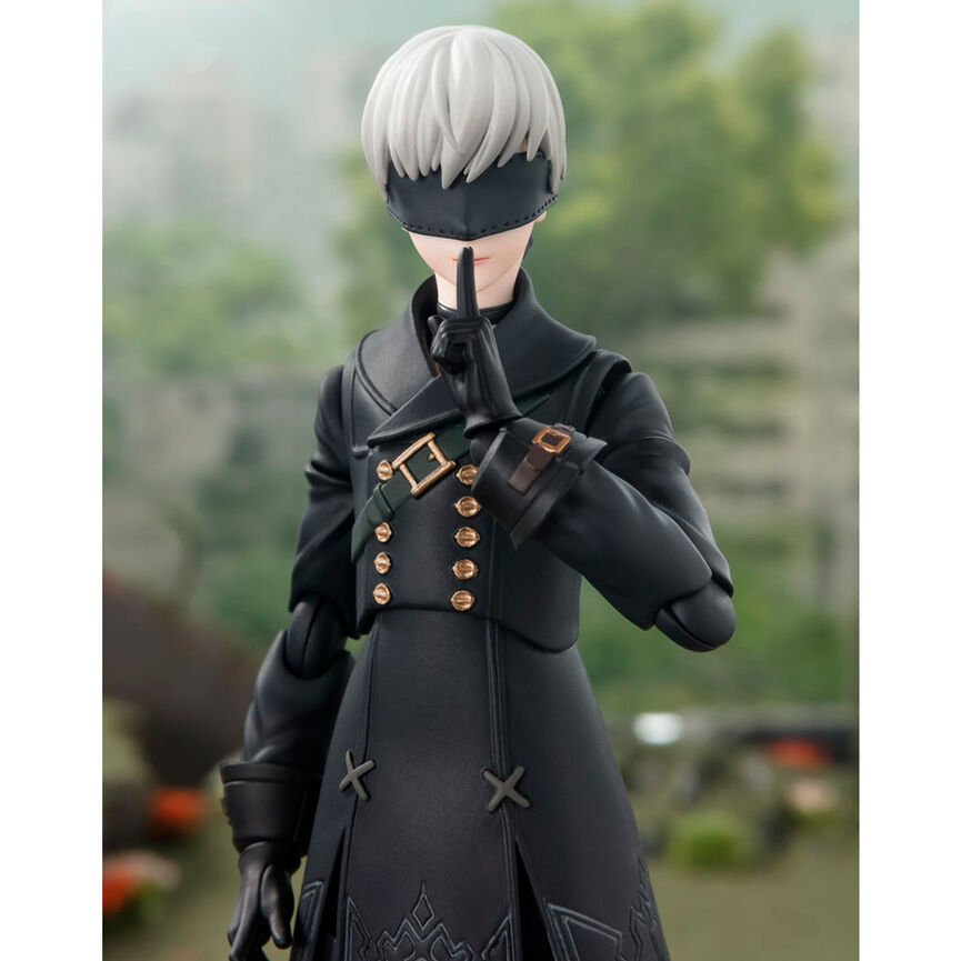 Figurine 9S posée avec Pod 153 et support sur fond neutre