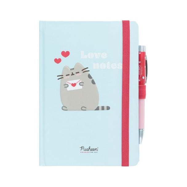 Vue de face du carnet premium A5 Pusheen Purrfect Love avec couverture rigide et élastique fermé