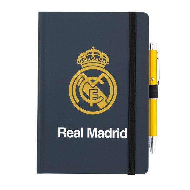 Vue du cahier Real Madrid A5 avec couverture rigide et bande élastique fermée