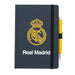 Vue du cahier Real Madrid A5 avec couverture rigide et bande élastique fermée