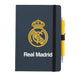 Vue du cahier Real Madrid A5 avec couverture rigide et bande élastique fermée