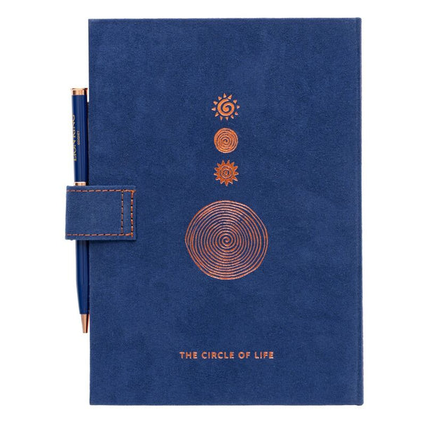 Stylo assorti au cahier Le Roi Lion ERIK posé à côté du carnet ouvert sur pages quadrillées