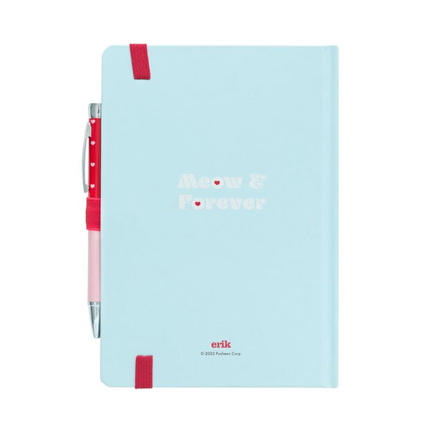 Gros plan sur le stylo projecteur inclus avec piles AG3 visibles à côté du carnet Pusheen